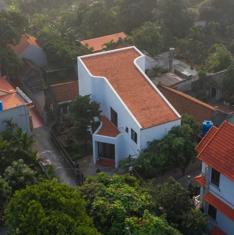 mẫu nhà 2 tầng mái ngói đơn giản dành cho người yêu sự tinh tế