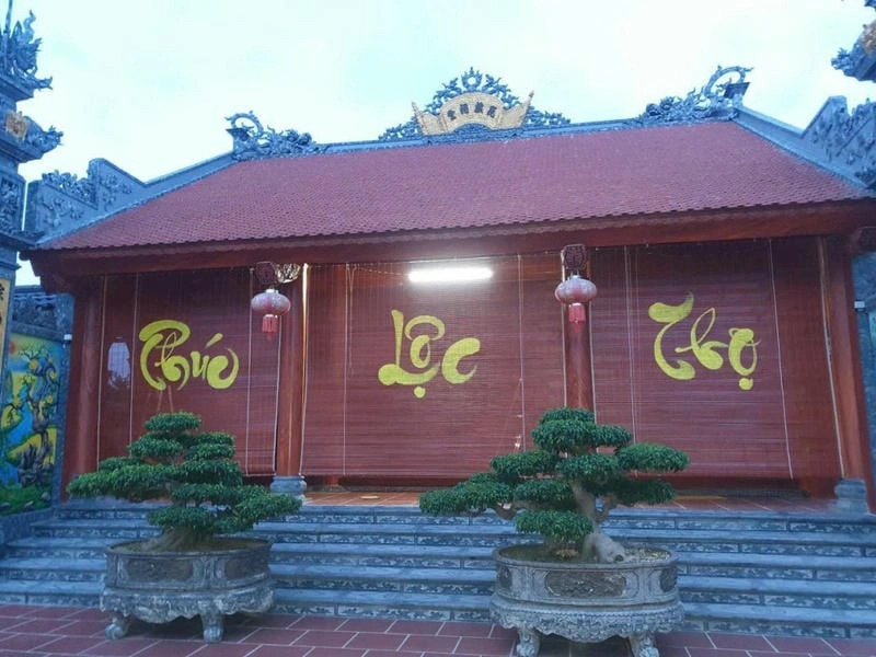 mẫu nhà thờ họ bê tông giả gỗ bền chắc vẫn sang trọng