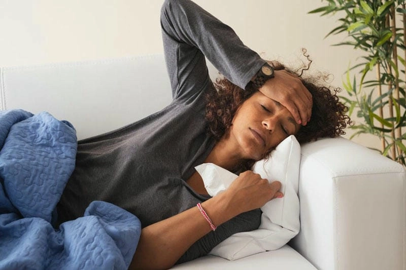 Trẻ em sốt rét run cần được giữ ấm và đưa đi khám ngay