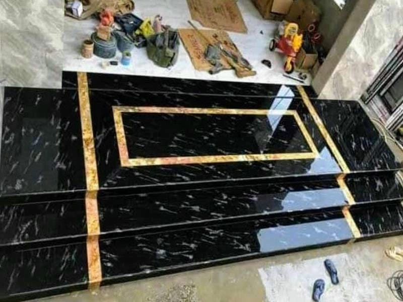 Lựa chọn tối ưu với mẫu đá ốp tam cấp độc đáo