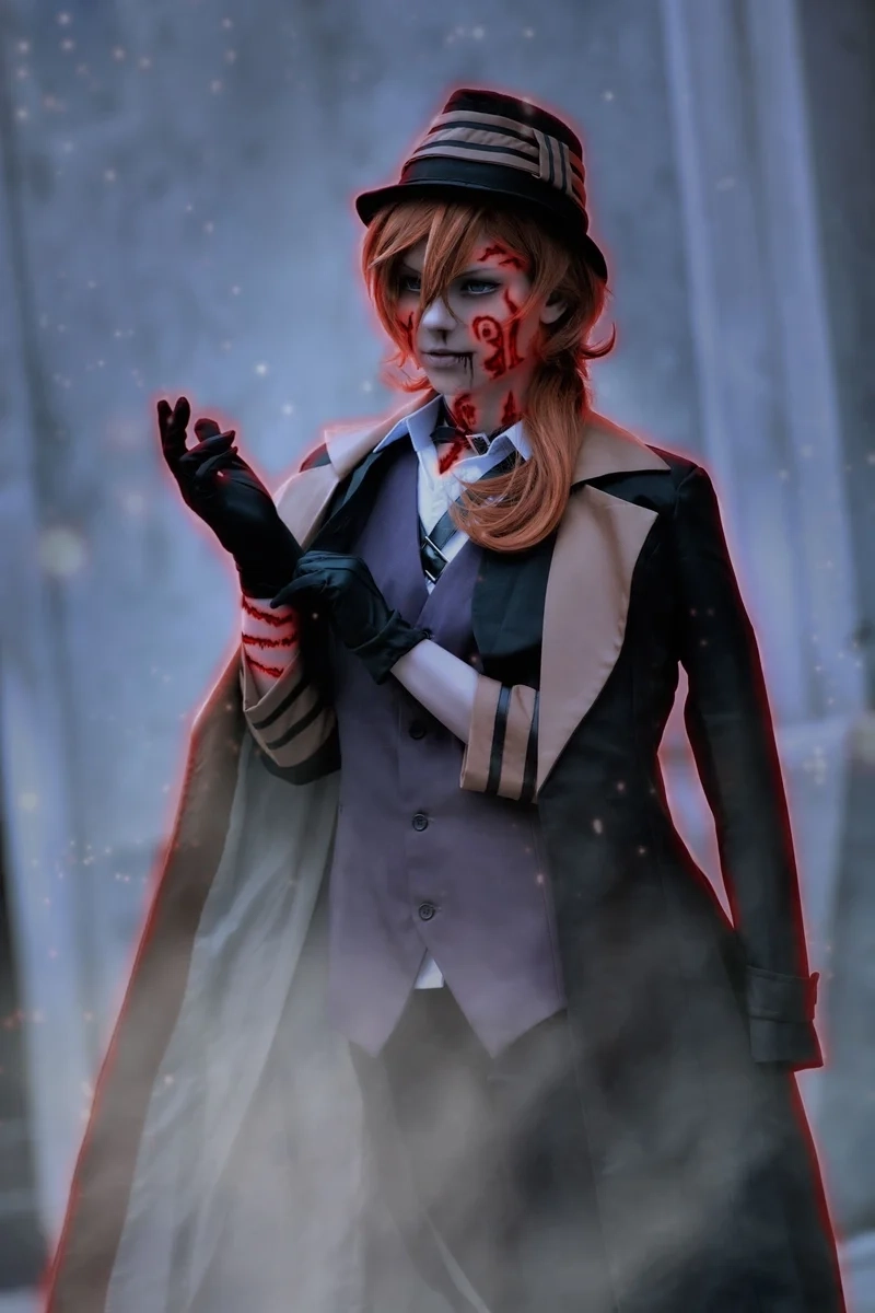 Chuuya cosplay ấn tượng với mũ rộng và vest đen đặc trưng