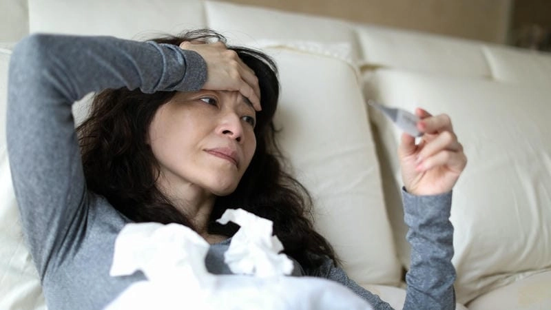 Hình ảnh bé bị sốt xuất huyết với các đốm ban và sốt cao