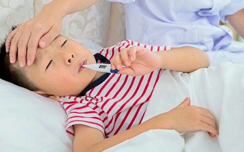 Hình ảnh sốt xuất huyết ở trẻ với các nốt phát ban đặc trưng