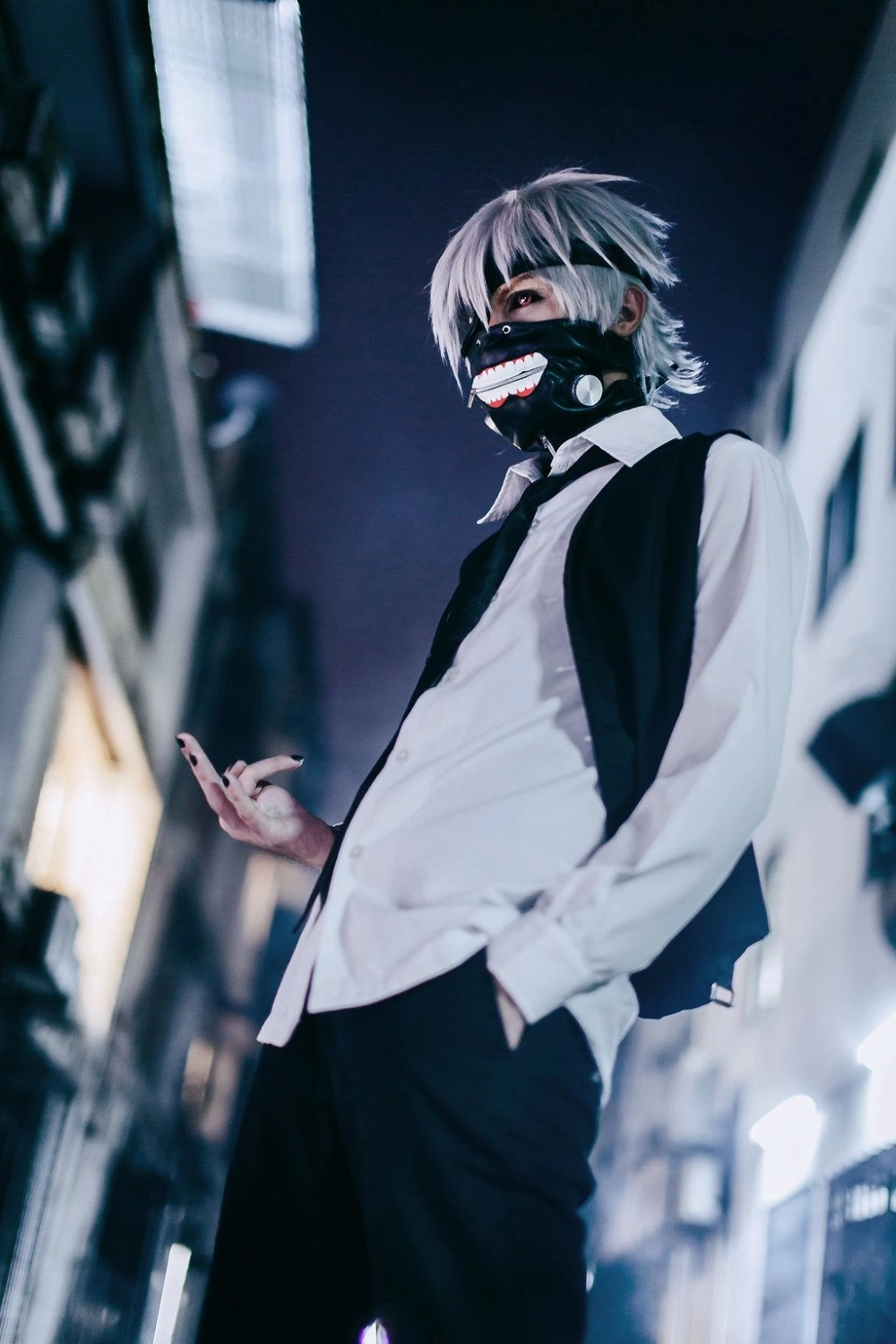 Kaneki cosplay nổi bật với trang phục và ánh nhìn lạnh lùng