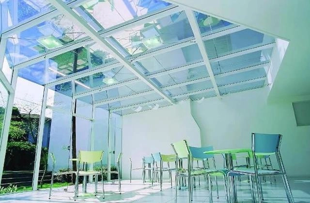 Thiết kế mái kính trên sân thượng đón sáng hiện đại