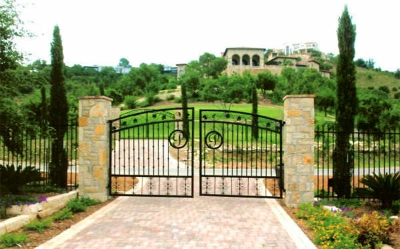 Gợi ý các mẫu cổng nhà vườn đẹp sang trọng hài hòa