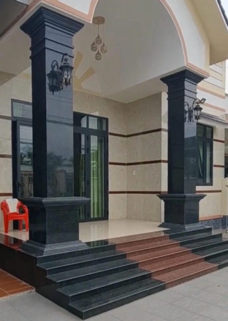 màu sơn cột nhà tạo sự nổi bật cho mặt tiền