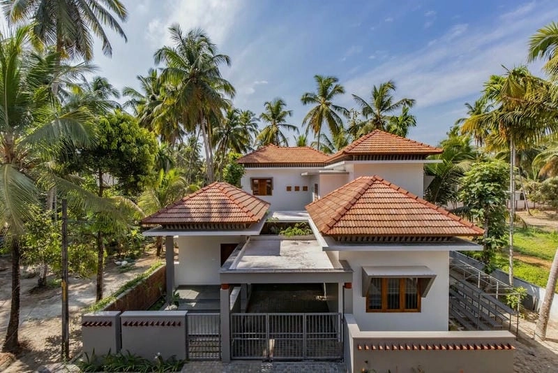 nhà 2 tầng mái ngói đẹp tạo nên vẻ ngoài ấn tượng