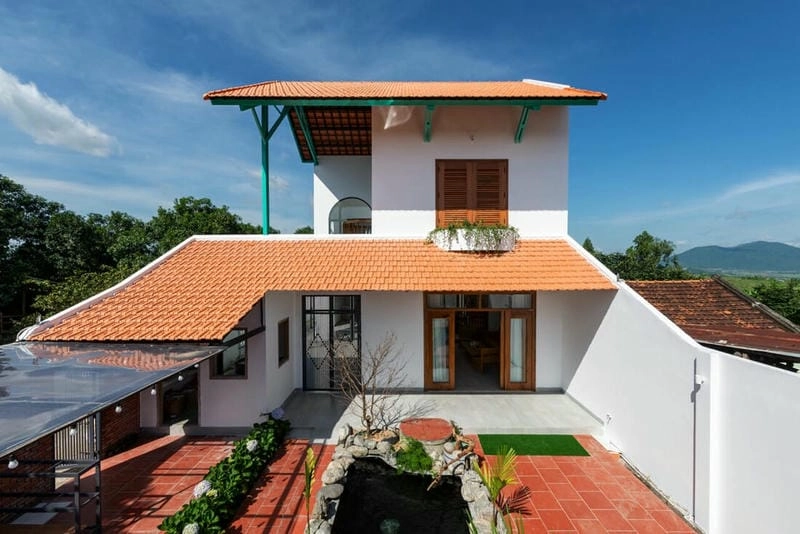 nhà hai tầng mái ngói phù hợp vùng ngoại ô yên bình