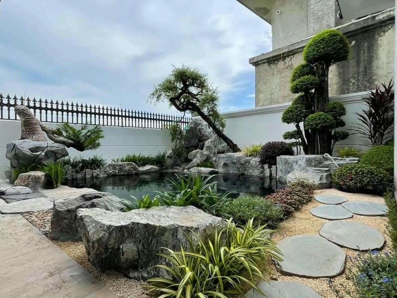 Mẫu tiểu cảnh sân vườn đẹp kết hợp giữa cây và đá