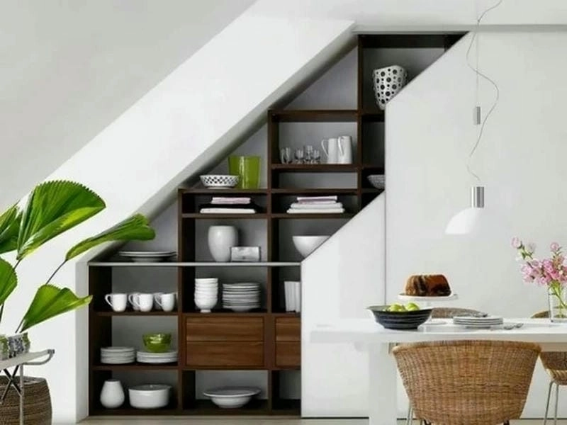 Không gian gọn gàng với mẫu tủ kệ gầm cầu thang