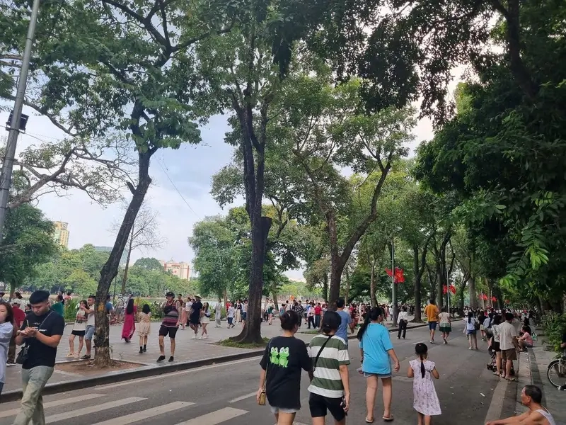 Những câu chuyện đời thường qua meme phố đi bộ Hồ Gươm