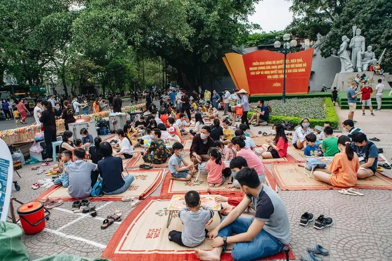 Meme phố đi bộ Hồ Gươm làm sống lại nét văn hóa Hà Nội