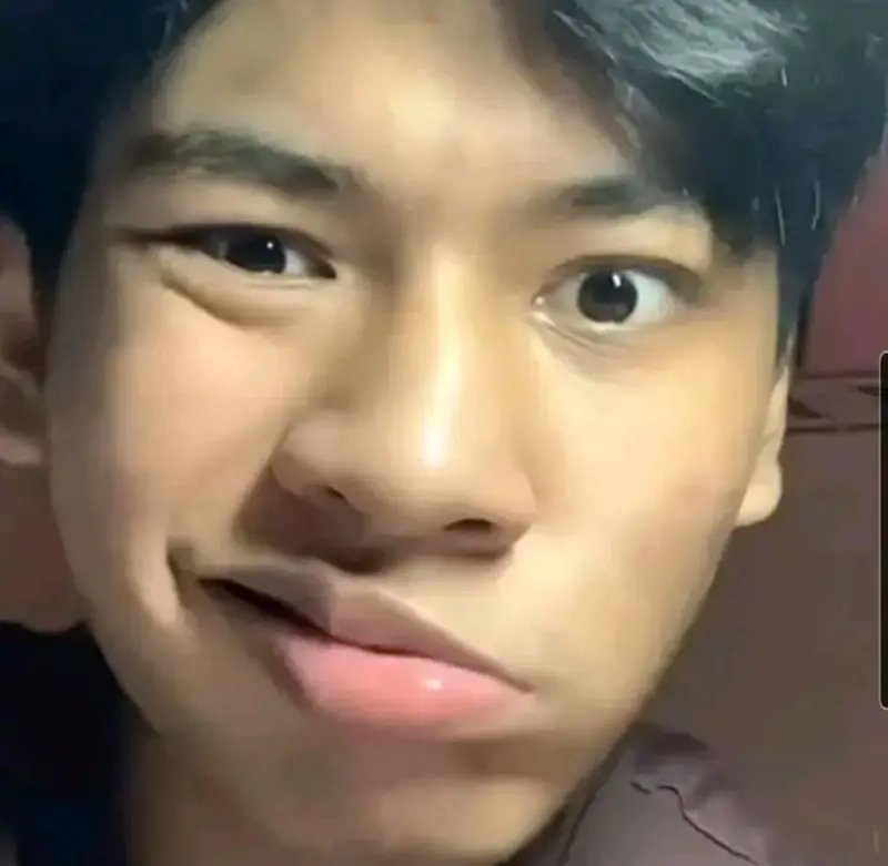 Khi bạn cười nhưng thực ra là meme nụ cười khinh bỉ sâu sắc