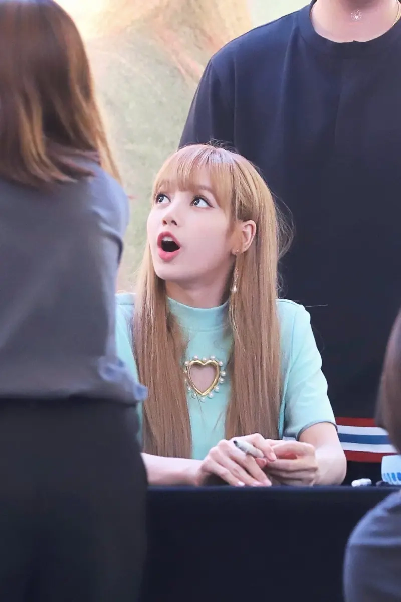 Cảm xúc “há hốc mồm” qua từng meme mắt chữ O mồm chữ A