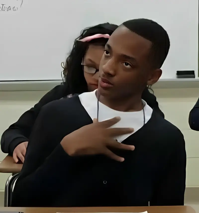 Gửi meme anh da đen trong meme template chung để khuấy động mạng xã hội