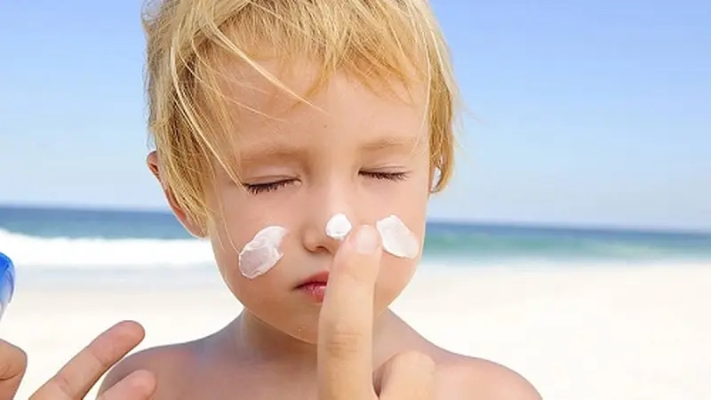 Thoa kem chống nắng rồi đi ngủ vì không ra đường meme bôi kem chống nắng