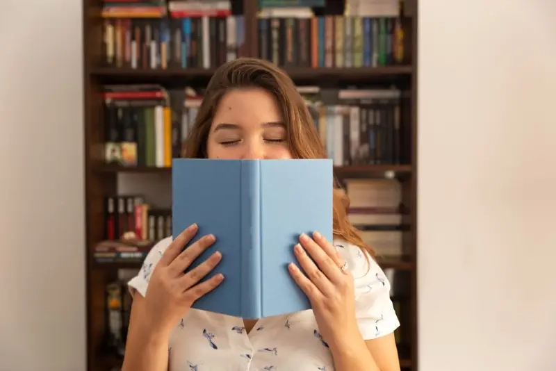 Phản ứng hài hước từ meme hít hà mùi sách mới của fan Mọt sách