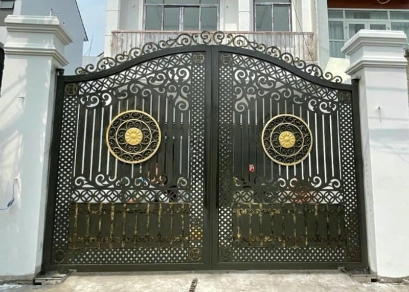 mẫu cửa sắt 4 cánh đẹp cho nhà ống phù hợp mặt tiền hẹp