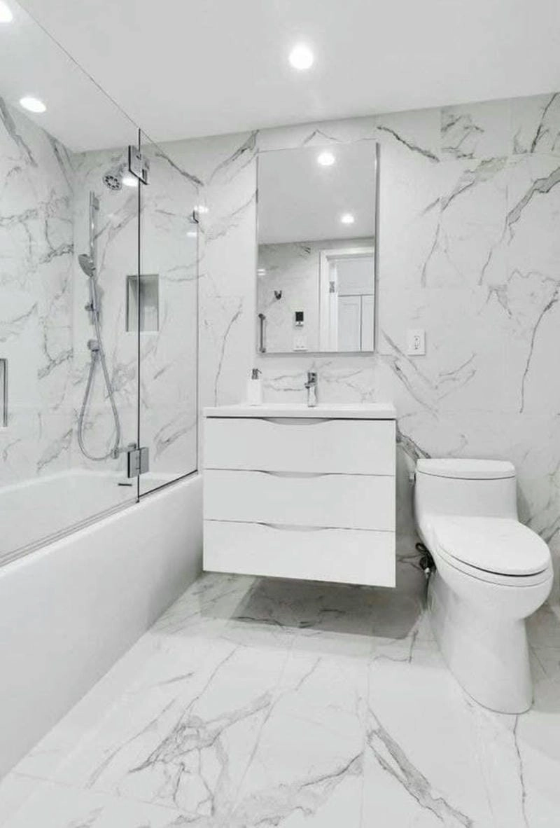 gạch lát nền nhà tắm màu trắng nhẹ nhàng làm sáng không gian