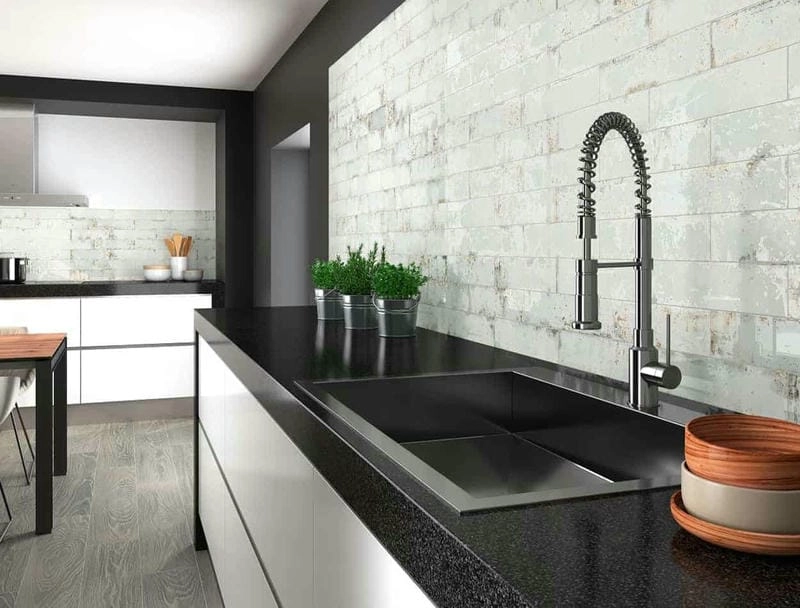 gạch ốp nhà bếp màu trắng không gian sáng rộng thoáng