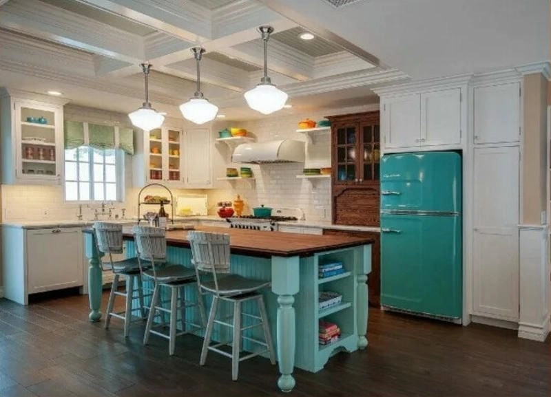 mẫu nhà bếp có cửa sổ thoáng đãng dễ chịu