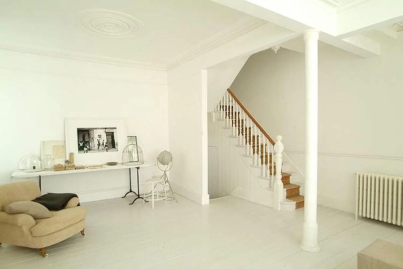 sơn nhà màu trắng sứ kết hợp với màu ghi tạo chiều sâu cho không gian