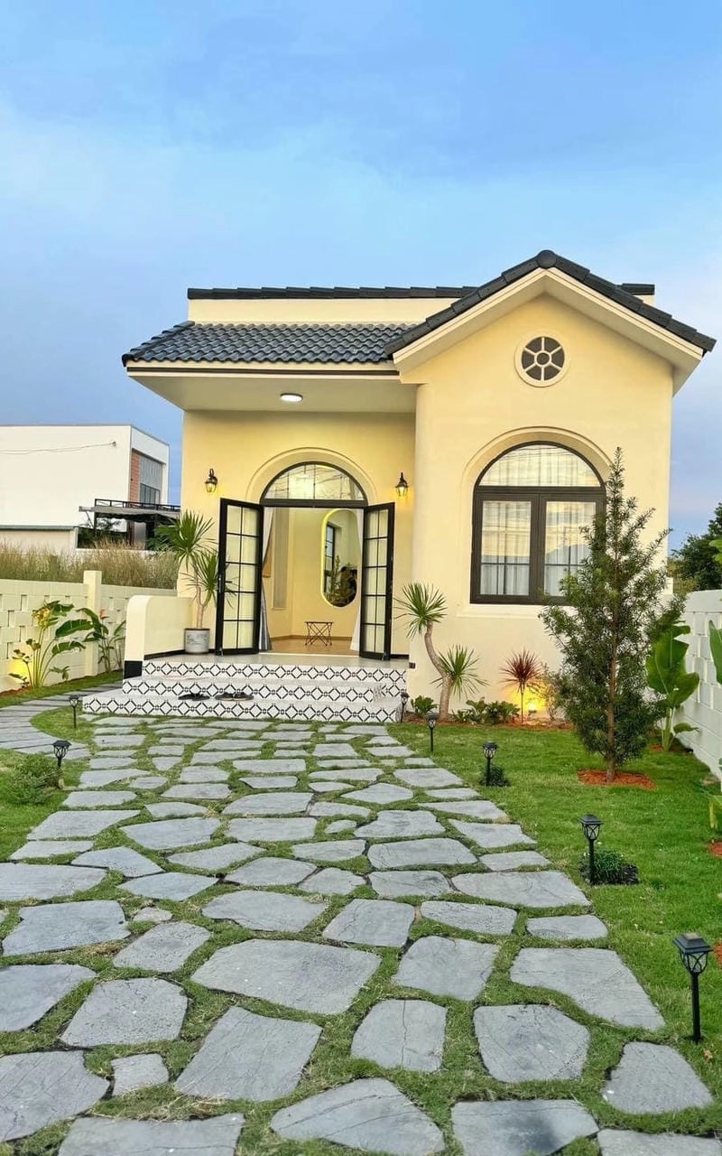 sơn mặt tiền nhà ống màu vàng nổi bật hút mắt người nhìn