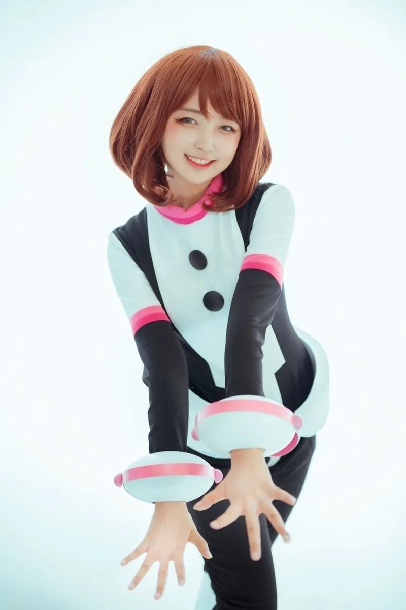 Ochako chibi thường xuất hiện trong hình nền, sticker và fanart kawaii.