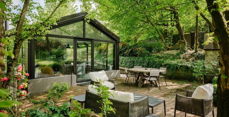 nhà cấp 4 kính cường lực đón nắng gió chan hòa mỗi ngày