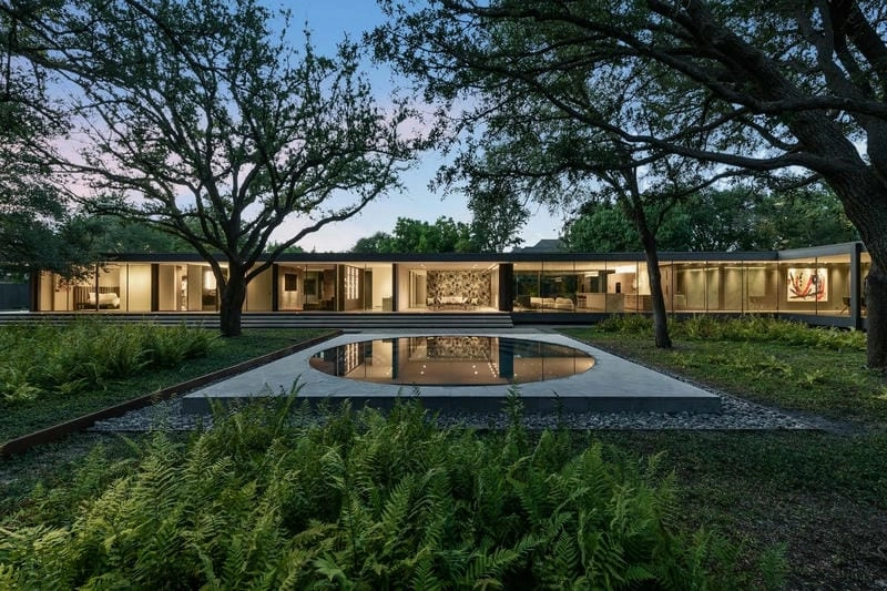 nhà cấp 4 kính thiết kế nhẹ nhàng hòa hợp tự nhiên