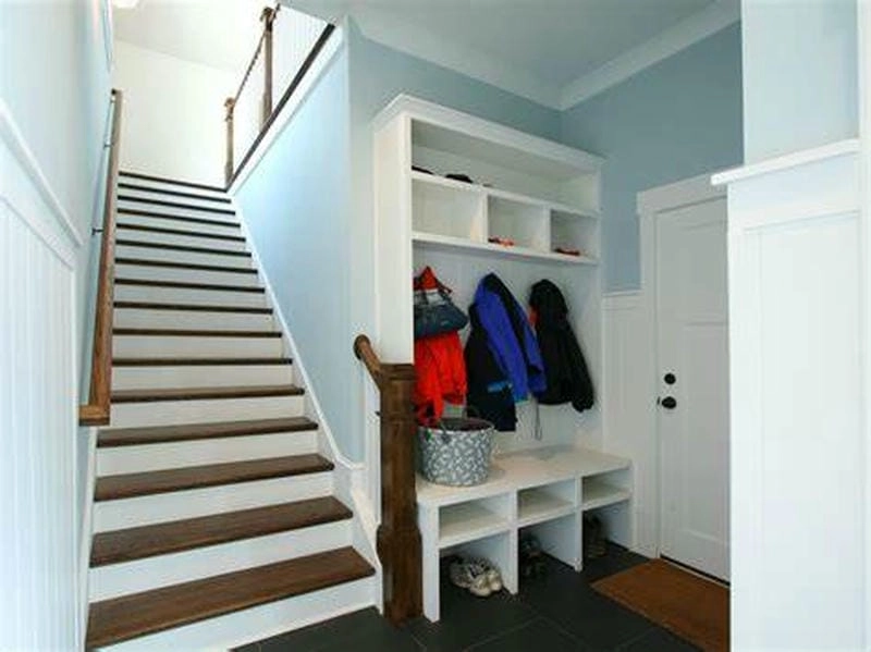 Thiết kế tủ gầm cầu thang bằng gỗ mộc mạc sang trọng