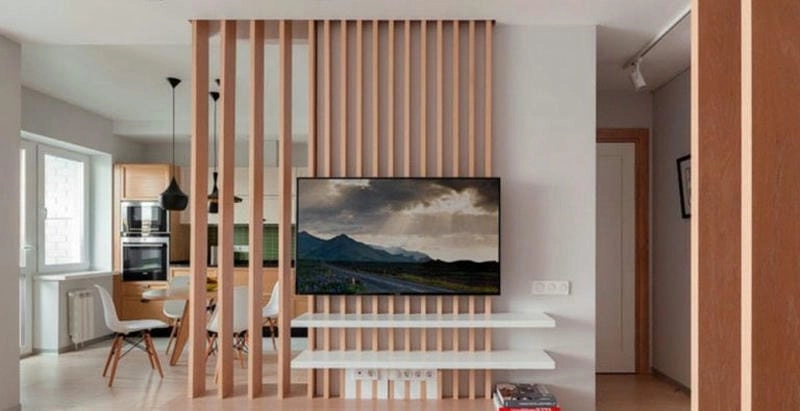 Tiết kiệm không gian với vách ngăn phòng khách có kệ tivi