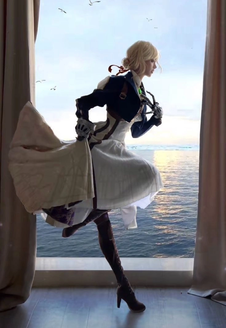 Cosplay Violet Evergarden thể hiện sự thanh lịch và nữ tính đặc trưng