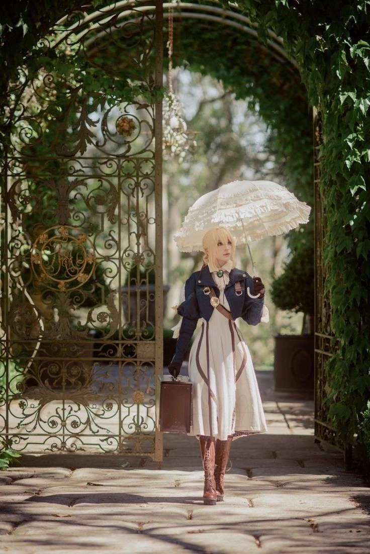 Violet Evergarden cosplay mang đến thần thái nhẹ nhàng và buồn lặng