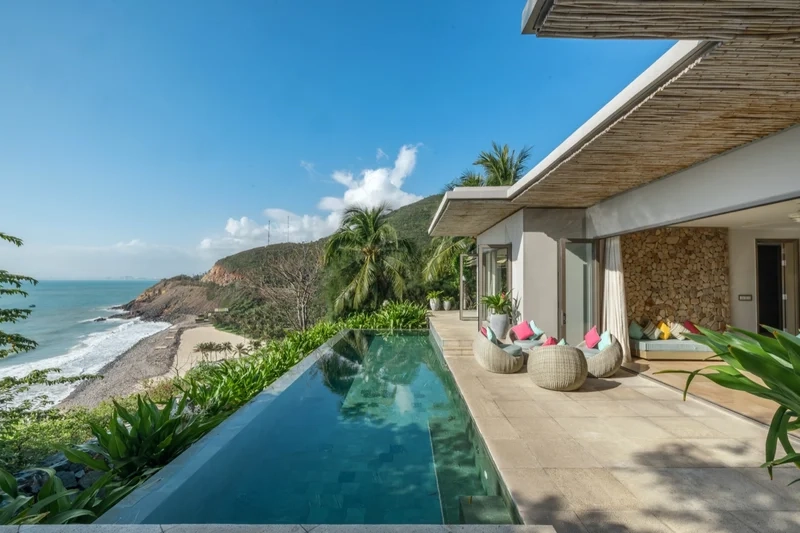 Sống trọn khoảnh khắc bên ban công villa biển view sóng vỗ