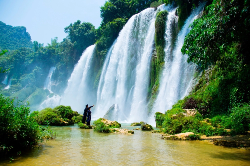 Khu du lịch thác Bản Giốc thu hút khách