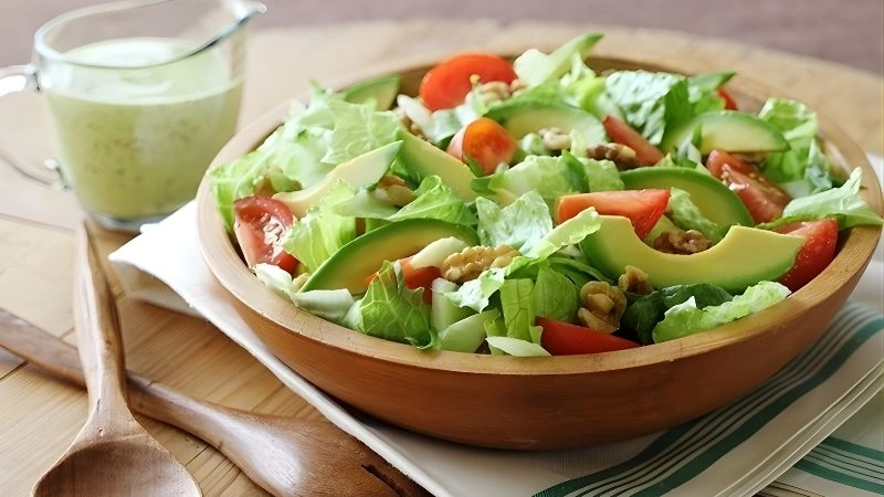 Salad bơ hạt điều thanh mát cho hệ tuần hoàn