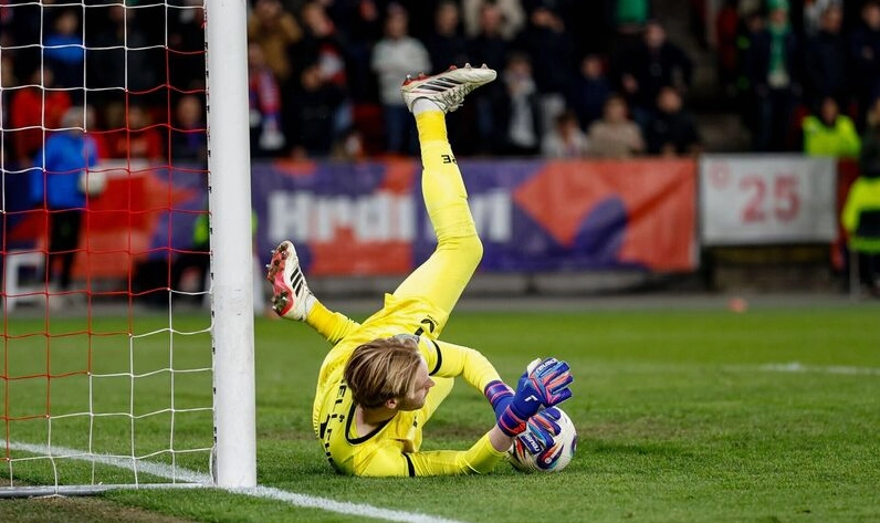 Góc máy cận cảnh ghi lại khoảnh khắc đầy cảm xúc trong một trận đấu quốc tế của Cộng hòa Séc