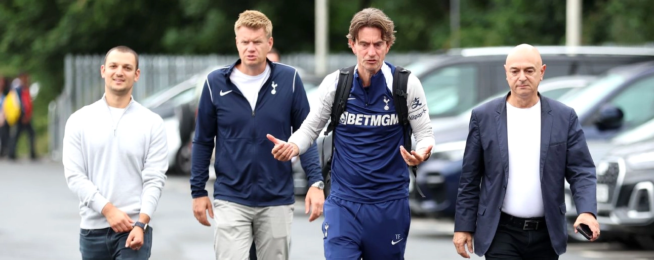 Huấn luyện viên Thomas Frank và chủ tịch Daniel Levy của Tottenham Hotspur tới sân trong một trận đấu giao hữu