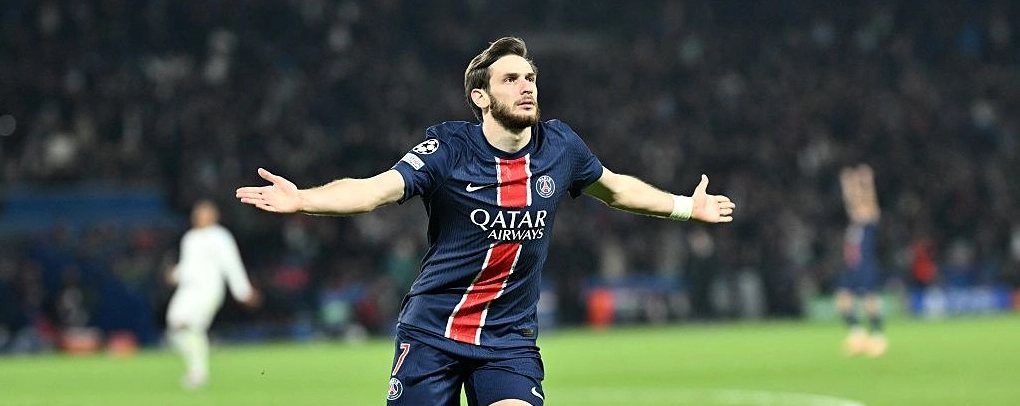 Khvicha Kvaratskhelia ăn mừng bàn thắng cho PSG
