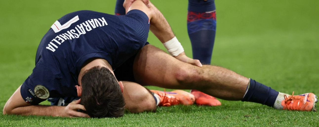 Khvicha Kvaratskhelia dính chấn thương trong trận đấu