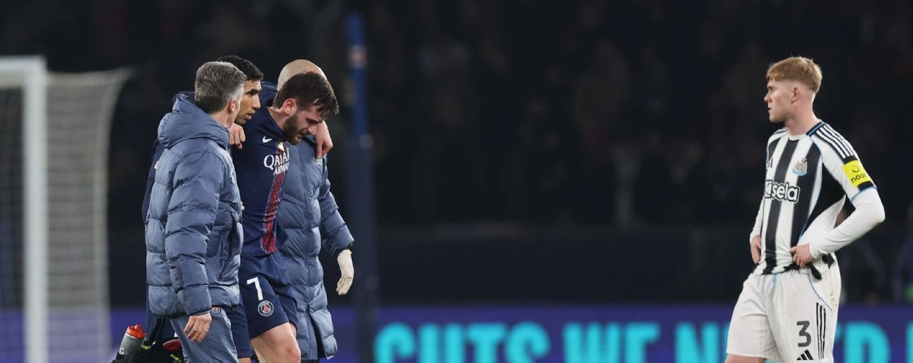 Khvicha Kvaratskhelia nhận sự hỗ trợ rời sân vì chấn thương