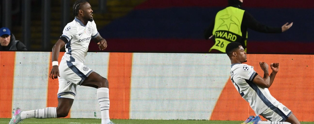 Marcus Thuram ăn mừng bàn thắng cùng Denzel Dumfries