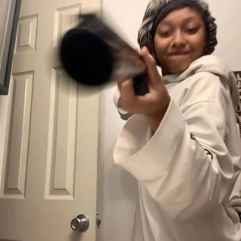 Khám phá meme cầm súng đang viral với biểu cảm cực bá đạo