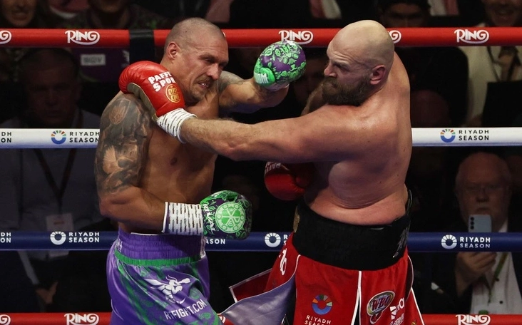 Oleksandr Usyk trong trận đấu với Tyson Fury