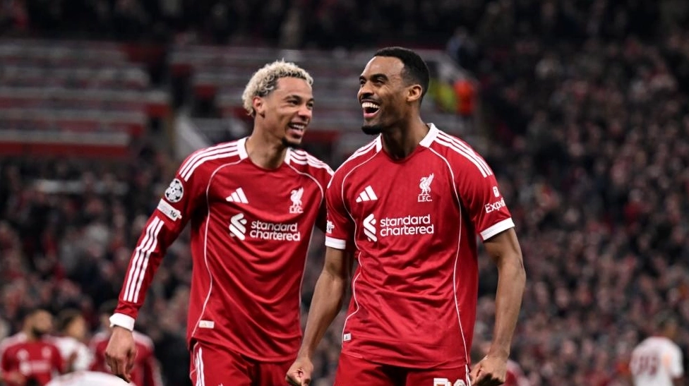 Pha bóng tranh chấp trong trận Liverpool FC gặp Galatasaray tại Champions League