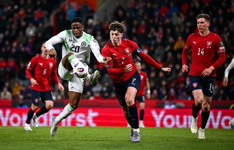 Pha đi bóng lắt léo vượt qua sự truy cản của hậu vệ đối phương