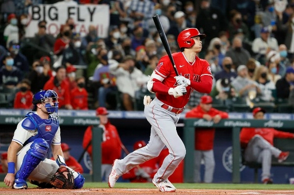 Sân vận động bóng chày ở Nhật Bản với khán giả cổ vũ