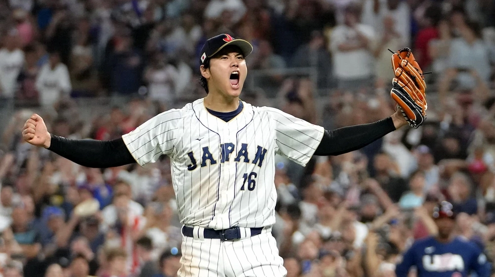 Shohei Ohtani ném bóng trên sân trong một trận đấu